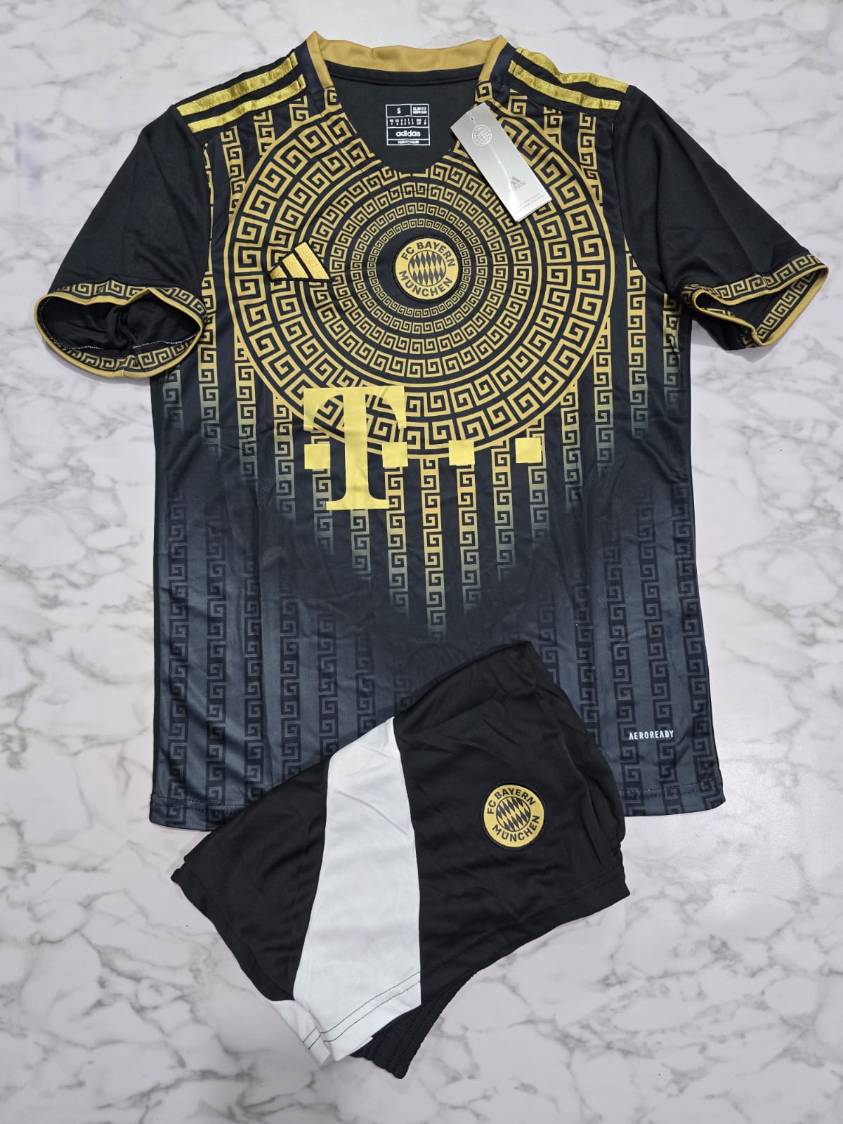 FC Bayern Munich Gold Circle Special Edition Football Jersey Set (Jersey + Shorts)